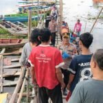 Seorang pemancing asal Salatiga, Prayudha (26), meninggal dunia usai tenggelam di Danau Rawa Pening, Desa Kebondowo, Banyubiru, Rabu (27/8/2025). Korban terjatuh dari perahu yang oleng sekitar pukul 12.45 WIB dan ditemukan lima menit kemudian oleh nelayan. Polisi mengimbau masyarakat lebih waspada dan gunakan perlengkapan keselamatan.