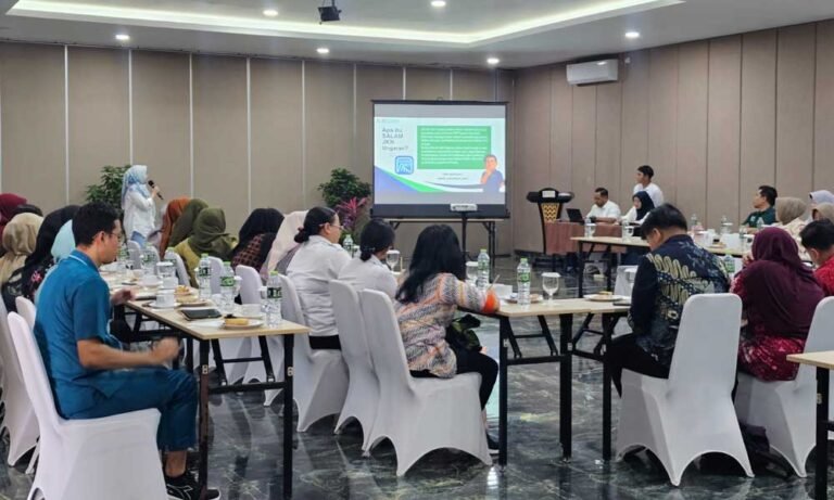 BPJS Kesehatan Cabang Ungaran meningkatkan kualitas layanan Program JKN dengan mengoptimalkan peran Petugas Pemberi Informasi dan Penanganan Pengaduan (PIPP) di fasilitas kesehatan mitra. Upaya ini dipimpin oleh Kepala BPJS Kesehatan Cabang Ungaran, Subkhan, yang menegaskan pentingnya pembekalan petugas agar mampu memberikan informasi dan menangani pengaduan peserta secara cepat dan tepat.