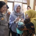 Polwan Polres Salatiga dipimpin Kapolres AKBP Veronica mengunjungi Panti Asuhan Anak Wilosotomo, Selasa (26/8/2025), dalam rangka Hari Jadi Polwan ke-77. Suasana haru menyelimuti momen penuh kasih ketika para Polwan berbaur dengan anak-anak panti. Selain menyerahkan bingkisan, kegiatan ini mencerminkan sisi humanis dan pengabdian Polwan.