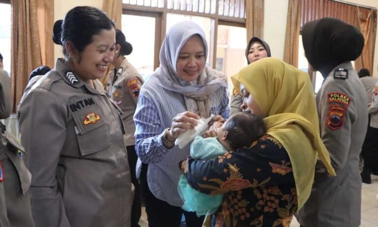 Polwan Polres Salatiga dipimpin Kapolres AKBP Veronica mengunjungi Panti Asuhan Anak Wilosotomo, Selasa (26/8/2025), dalam rangka Hari Jadi Polwan ke-77. Suasana haru menyelimuti momen penuh kasih ketika para Polwan berbaur dengan anak-anak panti. Selain menyerahkan bingkisan, kegiatan ini mencerminkan sisi humanis dan pengabdian Polwan.