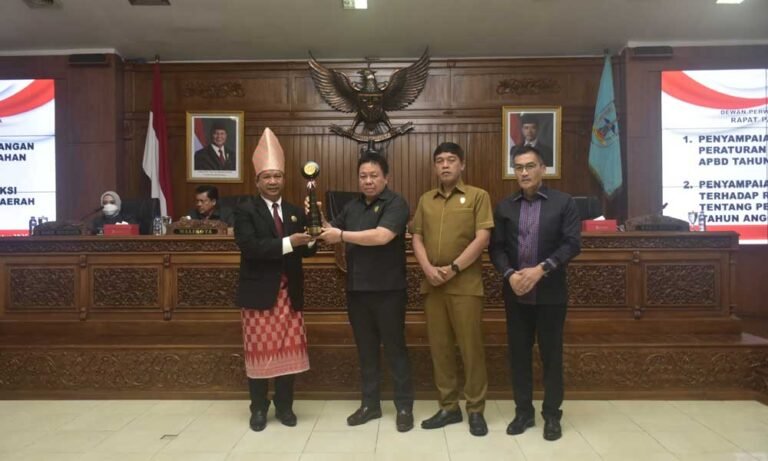 DPRD Kota Salatiga menerima penghargaan rekor dari Lembaga Prestasi Indonesia Dunia (LEPRID) nomor 918 atas inisiatif pembagian 7.000 nasi kenduri gratis kepada warga dalam rangka Hari Jadi ke-1.275 Kota Salatiga pada 24 Juli 2025 di Alun-Alun Salatiga. Ketua DPRD Dance Ishak Palit bersama dua wakil ketua menerima penghargaan ini di Ruang Bhineka Tunggal Ika DPRD Salatiga pada Jumat (8/8/2025) pagi, dimana kegiatan yang melibatkan warung makan dan UMKM lokal ini menjadi tradisi tahunan setelah Rapat Paripurna Istimewa peringatan HUT kota.