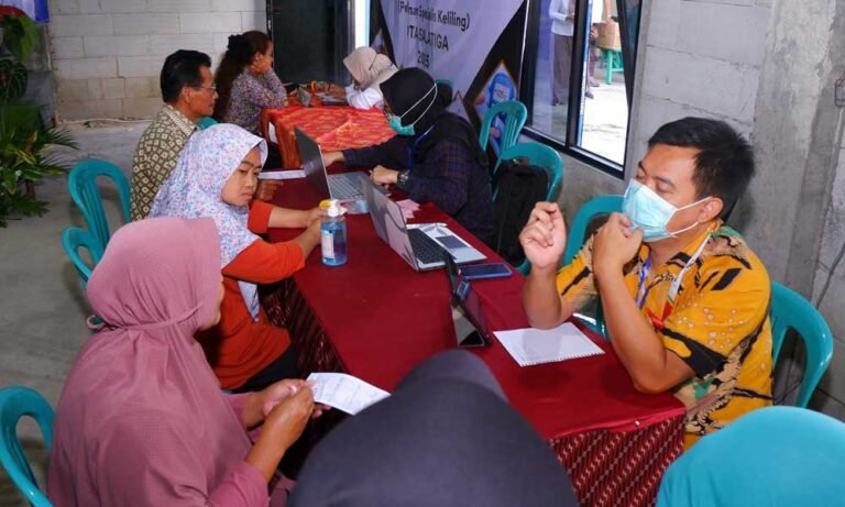 Program Dokter Spesialis Keliling – Mendekatkan Layanan Kesehatan Masyarakat (SPELING MELESAT) resmi dimulai di Kota Salatiga pada Senin (18/8/2025) di Balai RW 02 Promasan, Kumpulrejo, Kecamatan Argomulyo, sebagai inisiatif Pemerintah Provinsi Jawa Tengah yang direspon positif oleh Pemerintah Kota Salatiga untuk mendekatkan layanan kesehatan spesialis langsung ke tengah masyarakat.