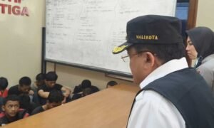 Polres Salatiga mengamankan 42 pelajar dari Salatiga, Semarang, dan Boyolali pada Minggu (31/8/2028) karena diduga akan ikut aksi ricuh. Mereka kedapatan membawa batu dan senjata tajam. Para pelajar dibina di Polres bersama orang tua, Walikota Robby Hernawan, dan Kapolres AKBP Veronica untuk diberikan pemahaman hukum dan tanggung jawab sosial.