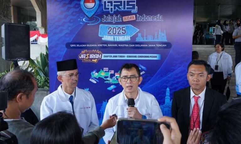 Pekan QRIS Nasional (PQN) 2025 digelar serentak di seluruh Indonesia dengan puncak perayaan di Kantor Perwakilan Bank Indonesia (KPwBI) Jawa Tengah pada 17 Agustus 2025, bertepatan dengan HUT ke-80 RI. Kegiatan ini diinisiasi oleh Bank Indonesia dan dihadiri mitra strategis seperti Dinas Perhubungan, Disporapar, Pertamina Patra Niaga, perbankan Himbara, serta PT Nusantara Global Inovasi.