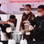 Polres Semarang bersama Kejaksaan Negeri Kabupaten Semarang melaksanakan pemusnahan barang bukti dari 53 perkara tindak pidana yang telah berkekuatan hukum tetap di halaman Kantor Kejaksaan Negeri Kabupaten Semarang, Ambarawa, pada Rabu (20/8/2025). Kapolres Semarang AKBP Ratna Quratul Ainy menyampaikan bahwa kegiatan ini merupakan bentuk sinergi aparat penegak hukum dalam menyelesaikan perkara secara tuntas di wilayah Kabupaten Semarang.