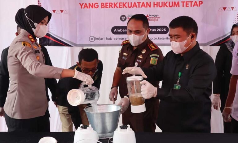 Polres Semarang bersama Kejaksaan Negeri Kabupaten Semarang melaksanakan pemusnahan barang bukti dari 53 perkara tindak pidana yang telah berkekuatan hukum tetap di halaman Kantor Kejaksaan Negeri Kabupaten Semarang, Ambarawa, pada Rabu (20/8/2025). Kapolres Semarang AKBP Ratna Quratul Ainy menyampaikan bahwa kegiatan ini merupakan bentuk sinergi aparat penegak hukum dalam menyelesaikan perkara secara tuntas di wilayah Kabupaten Semarang.
