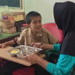 Ratusan siswa di SLB Negeri Ungaran menerima Makanan Bergizi Gratis (MBG) yang mulai dibagikan pada Agustus 2025, dengan pembagian perdana berlangsung pada Kamis (21/8/2025) saat jam istirahat pertama. Sebanyak 227 siswa dari kelas 1 hingga 12 menjadi penerima program ini, sebagaimana disampaikan Kepala SLB Negeri Ungaran, Wiji Rahayu, yang menjelaskan bahwa menu bervariasi mulai dari nasi dengan lauk ikan asam manis, spaghetti, ayam goreng, kering tempe, buah segar, hingga susu.