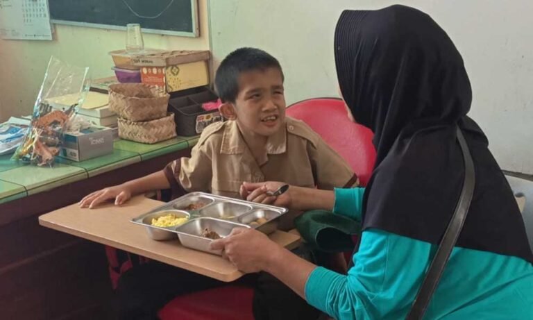 Ratusan siswa di SLB Negeri Ungaran menerima Makanan Bergizi Gratis (MBG) yang mulai dibagikan pada Agustus 2025, dengan pembagian perdana berlangsung pada Kamis (21/8/2025) saat jam istirahat pertama. Sebanyak 227 siswa dari kelas 1 hingga 12 menjadi penerima program ini, sebagaimana disampaikan Kepala SLB Negeri Ungaran, Wiji Rahayu, yang menjelaskan bahwa menu bervariasi mulai dari nasi dengan lauk ikan asam manis, spaghetti, ayam goreng, kering tempe, buah segar, hingga susu.