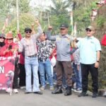 Ratusan warga Desa Butuh, Kecamatan Tengaran, Kabupaten Semarang menggelar jalan sehat Minggu (24 Agustus 2025) untuk memperingati HUT ke-80 Republik Indonesia dengan penuh kemeriahan. Acara yang diikuti warga dari sebelas dusun ini menghadirkan peserta berbagai usia, dari anak-anak hingga orang tua, yang tampil kreatif mengenakan pakaian jadul, busana merah putih, hingga atribut bertema solidaritas Palestina.