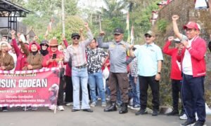 Ratusan warga Desa Butuh, Kecamatan Tengaran, Kabupaten Semarang menggelar jalan sehat Minggu (24 Agustus 2025) untuk memperingati HUT ke-80 Republik Indonesia dengan penuh kemeriahan. Acara yang diikuti warga dari sebelas dusun ini menghadirkan peserta berbagai usia, dari anak-anak hingga orang tua, yang tampil kreatif mengenakan pakaian jadul, busana merah putih, hingga atribut bertema solidaritas Palestina.
