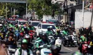 Ribuan-Driver-Ojol-Mengantarkan-Affan-Kurniawan-ke-Peristirahatan-Terakhir-di-TPU-Karet-Bivak