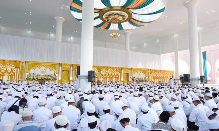 Puluhan ribu jamaah menghadiri Majelis Dzikir Maulidurrasul SAW dan Haul Akbar para masyayikh Al Fithrah yang digelar Jamaah Al Khidmah di halaman Pondok Pesantren Assalafi Al Fithrah, Jalan Prof Soeharso No. 99, Meteseh, Tembalang, Kota Semarang, pada Ahad (10/8/2025).
