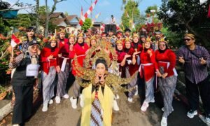Bener Culture Carnival V 2025 berlangsung meriah dengan ribuan warga memadati halaman Kantor Balai Desa Bener, Kecamatan Tengaran, Kabupaten Semarang, pada Minggu (24/8/2025), menghadirkan 3.041 peserta dari enam dusun yang menampilkan atraksi paskibra, drumblek, parade mobil dan sepeda hias, busana profesi, hingga kostum kreatif sebagai wujud pelestarian budaya sekaligus peringatan HUT ke-80 RI.