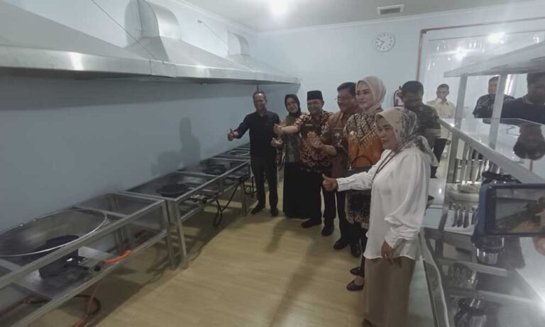 Pemkab Semarang meresmikan Satuan Pelayanan Pemenuhan Gizi (SPPG) di Desa Candirejo, Kecamatan Tuntang, Jumat (29/8/2025). Fasilitas ini mendukung program Makan Bergizi Gratis bagi 3.379 siswa dari 20 sekolah. Operasional dilakukan dengan jaminan kualitas makanan, melibatkan 50 tenaga kerja, dan ditargetkan hadir di seluruh kecamatan.