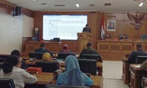 Panitia Hak Angket DPRD Kota Salatiga menyampaikan hasil penyelidikan terkait kebijakan Wali Kota Robby Hernawan tentang Relokasi Pasar Pagi dan penghentian sementara Perda Nomor 1 Tahun 2024 yang dinilai melanggar undang-undang, dalam sidang paripurna di Ruang Bhineka DPRD Salatiga pada Senin, 25 Agustus 2025.