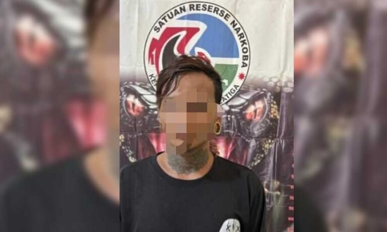 Satuan Reserse Narkoba Polres Salatiga mengungkap kasus peredaran psikotropika ilegal dengan menangkap dua pelaku dan menyita 73 butir obat keras dari lokasi kejadian. Penangkapan dilakukan oleh Tim Opsnal Satresnarkoba terhadap Muhamad ATR alias Aboy (30), warga Kabupaten Semarang, dan ASP alias Mehong (23), warga Kabupaten Boyolali. A