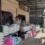Harga beras di Pasar Tradisional Blauran, Kota Salatiga, naik sejak tiga pekan terakhir, Kamis (28/8/2025). Warga seperti Dulyono mengeluh karena kebutuhan pokok ini semakin mahal. Pedagang Rusti menyebut kenaikan dipicu naiknya harga gabah petani. Warga tetap membeli dengan strategi mencampur beras murah pemerintah.
