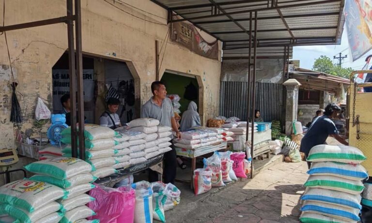 Harga beras di Pasar Tradisional Blauran, Kota Salatiga, naik sejak tiga pekan terakhir, Kamis (28/8/2025). Warga seperti Dulyono mengeluh karena kebutuhan pokok ini semakin mahal. Pedagang Rusti menyebut kenaikan dipicu naiknya harga gabah petani. Warga tetap membeli dengan strategi mencampur beras murah pemerintah.