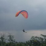 Seleksi Pekan Olahraga Provinsi (Porprov) Jawa Tengah 2026 untuk cabang paralayang resmi dimulai pada Kamis (21/8/2025) di lokasi take off Gunung Gajah, Desa Nogosaren, Kecamatan Getasan, Kabupaten Semarang, dengan diikuti 87 pilot dari berbagai daerah di Jateng. Ajang ini digelar untuk menentukan 12 daerah yang lolos ke Porprov 2026, di mana peserta menghadapi tantangan berupa cuaca yang kerap hujan dan berkabut serta area take off yang sempit sehingga penerbangan dilakukan bergiliran.