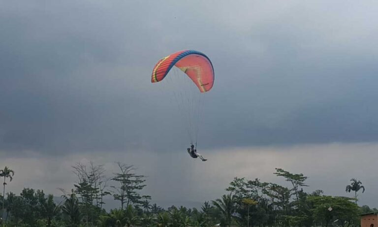 Seleksi Pekan Olahraga Provinsi (Porprov) Jawa Tengah 2026 untuk cabang paralayang resmi dimulai pada Kamis (21/8/2025) di lokasi take off Gunung Gajah, Desa Nogosaren, Kecamatan Getasan, Kabupaten Semarang, dengan diikuti 87 pilot dari berbagai daerah di Jateng. Ajang ini digelar untuk menentukan 12 daerah yang lolos ke Porprov 2026, di mana peserta menghadapi tantangan berupa cuaca yang kerap hujan dan berkabut serta area take off yang sempit sehingga penerbangan dilakukan bergiliran.