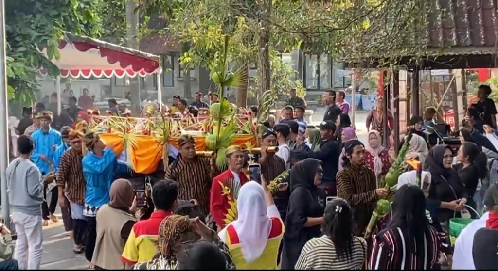 Tradisi larungan sesaji atau Sedekah Rawa kembali digelar oleh masyarakat di kawasan Bukit Cinta, Danau Rawa Pening, Kabupaten Semarang pada Sabtu (2/8/2025) sore sebagai bagian dari Festival Rawa Pening 2025. Kegiatan ini dipimpin oleh Pandiman, sesepuh Paguyuban Rawa Pening Handayani, dan melibatkan Dinas Pariwisata Kabupaten Semarang serta seniman dari dalam dan luar negeri.