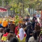 Tradisi larungan sesaji atau Sedekah Rawa kembali digelar oleh masyarakat di kawasan Bukit Cinta, Danau Rawa Pening, Kabupaten Semarang pada Sabtu (2/8/2025) sore sebagai bagian dari Festival Rawa Pening 2025. Kegiatan ini dipimpin oleh Pandiman, sesepuh Paguyuban Rawa Pening Handayani, dan melibatkan Dinas Pariwisata Kabupaten Semarang serta seniman dari dalam dan luar negeri.