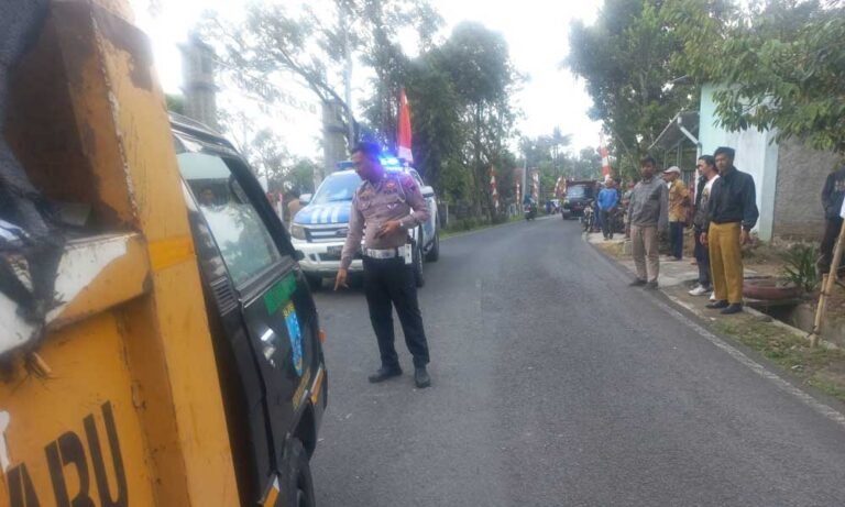 Seorang siswa SMP bernama Wahyu mengalami kecelakaan lalu lintas hingga meninggal dunia setelah sepeda motor yang dikendarainya bertabrakan dengan truk sampah milik Dinas Lingkungan Hidup Pemkot Salatiga. Insiden tragis ini terjadi di depan Kantor Kelurahan Kumpulrejo, Kecamatan Argomulyo, Salatiga, pada Selasa, 5 Agustus 2025.