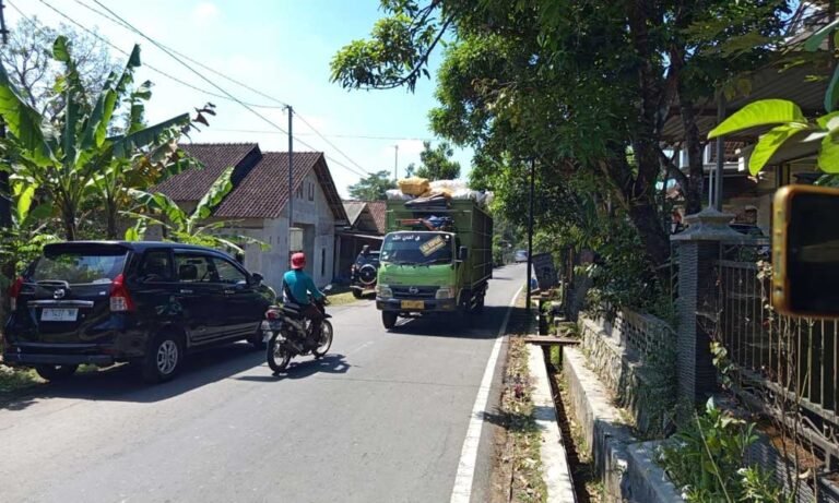 Warga lingkungan Promosan, Kelurahan Kumpulrejo, Kecamatan Argomulyo, Kota Salatiga, Jawa Tengah, melakukan aksi penghadangan terhadap truk-truk sampah yang melintas menuju TPA Ngronggo pada Kamis hingga Jumat, 31 Juli–1 Agustus 2025, sebagai bentuk protes atas bau tidak sedap yang telah lama mengganggu kenyamanan mereka.
