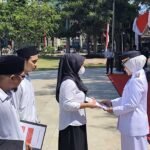Sebanyak 69 Warga Binaan Pemasyarakatan (WBP) Rutan Salatiga menerima Remisi Umum dan 86 lainnya mendapatkan Remisi Dasawarsa bertepatan dengan HUT ke-80 RI yang diserahkan langsung oleh Wali Kota Salatiga dr. Robby Hernawan di Lapangan Pancasila, Minggu (17/8/2025).
