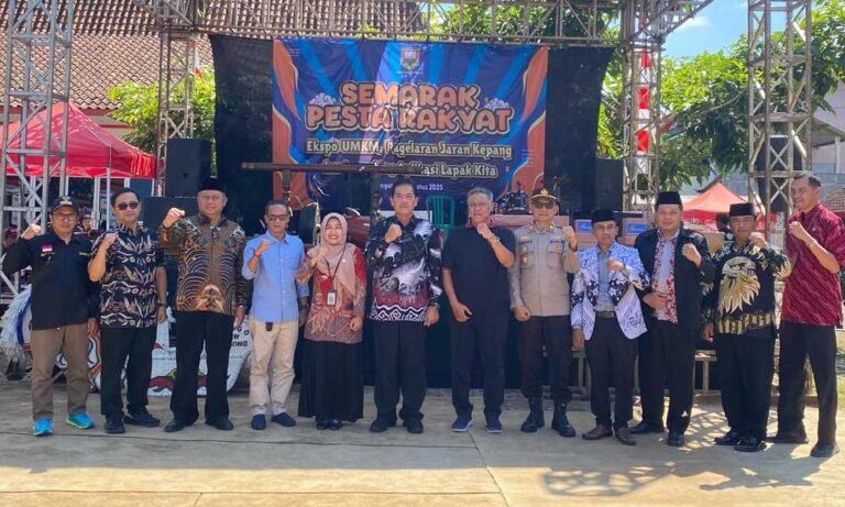 Untuk meningkatkan penjualan dan memberdayakan pelaku UMKM di Kecamatan Tengaran, Camat Tengaran Sri Sulistyorini meluncurkan aplikasi sistem informasi “LAPAK KITA” (Layanan Pemberdayaan Ekonomi UMKM Kreatif, Inovatif, Terampil, dan Amanah) pada Sabtu, 2 Agustus 2025 di wilayah Kecamatan Tengaran. Aplikasi ini dibuat untuk menyediakan data akurat dan menjadi wadah kolaborasi antara pemerintah, pelaku usaha, akademisi, media, dan masyarakat dalam mendukung pengembangan UMKM.
