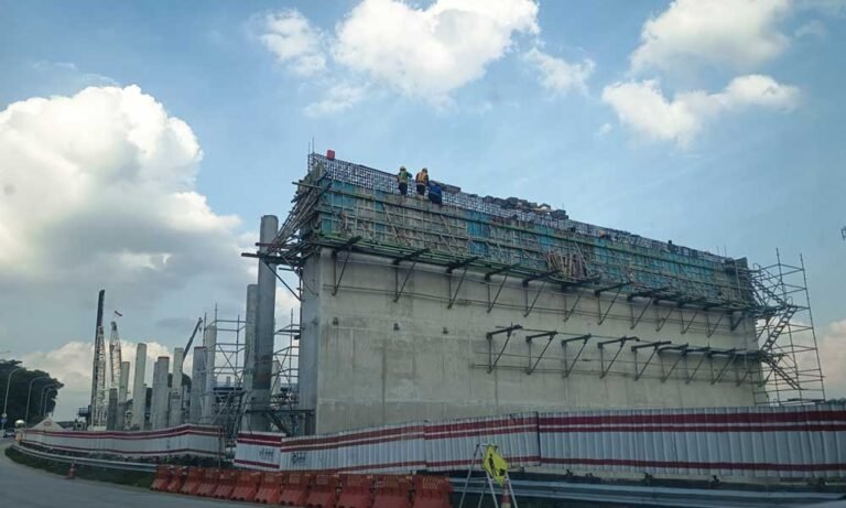 Pembangunan Tol Yogyakarta–Bawen Seksi 6 terus dikebut oleh pemerintah karena menjadi akses vital dari Semarang menuju Yogyakarta, dan kini telah mencapai progres 75,7 persen. Proyek ini dilaksanakan oleh Pemkab Semarang, di bawah koordinasi Kepala Bagian Tata Pemerintahan Setda Kabupaten Semarang, Zaenal Arifin.