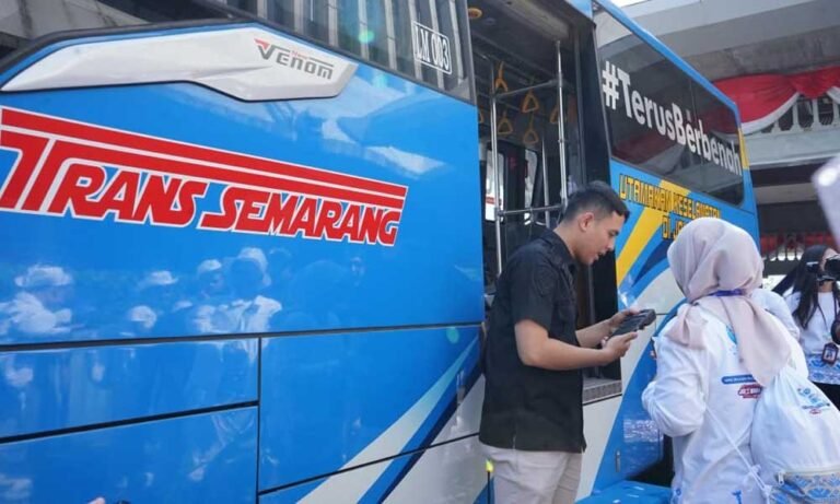Warga Kota Semarang kini semakin mudah menggunakan Bus Rapid Transit (BRT) Trans Semarang setelah Bank Indonesia Jawa Tengah meluncurkan layanan QRIS Tap NFC pada Agustus 2025 sebagai bagian dari program Pekan QRIS Nasional (PQN) 2025. Inovasi pembayaran ini diresmikan oleh Kepala KPwBI Jawa Tengah, Rahmat Dwisaputra, di Semarang, dengan tujuan memperluas digitalisasi sektor transportasi publik.
