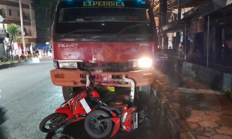 Kecelakaan maut terjadi di Simpang ABC, Jalan Soekarno Hatta depan Mall Luwes, Kelurahan Ledok, Kecamatan Argomulyo, Kota Salatiga, pada Senin (11/8/2025) ketika truk kontainer Nopol H 9327 OW yang dikemudikan Setyo Kaharto, warga Tambakmulyo, Tanjungmas, Kota Semarang, diduga mengalami rem blong dan kehilangan kendali hingga menabrak dua sepeda motor dan dua mobil yang berhenti di lampu merah.