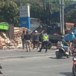 Sebuah truk Hino bernomor polisi H 9380 OV mengalami kecelakaan tunggal di Jalan Soekarno Hatta, tepat di depan Jembatan Timbang Klepu, Kecamatan Bergas, Kabupaten Semarang pada Rabu pagi (6/8/2025) sekitar pukul 08.30 WIB. Truk yang dikemudikan Sunarto (60), warga Banyumas, terguling saat hendak masuk ke jembatan timbang dalam perjalanan dari Bawen menuju Ungaran.
