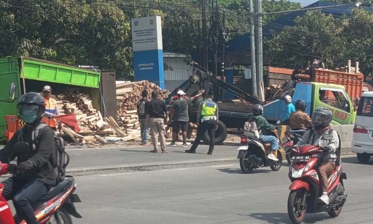 Sebuah truk Hino bernomor polisi H 9380 OV mengalami kecelakaan tunggal di Jalan Soekarno Hatta, tepat di depan Jembatan Timbang Klepu, Kecamatan Bergas, Kabupaten Semarang pada Rabu pagi (6/8/2025) sekitar pukul 08.30 WIB. Truk yang dikemudikan Sunarto (60), warga Banyumas, terguling saat hendak masuk ke jembatan timbang dalam perjalanan dari Bawen menuju Ungaran.