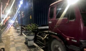 Kecelakaan maut terjadi di Simpang 3 ABC depan Luwes, Kelurahan Ledok, Kecamatan Argomulyo, Kota Salatiga, Senin malam (11/8/2025), ketika truk tronton H 9327 OW yang dikemudikan Setyo Kaharto menabrak empat kendaraan dan menewaskan seorang guru bernama Yulfa Mafi’atun (36) serta melukai dua orang. Truk tersebut diketahui tidak memiliki uji kir sejak 21 Agustus 2017, menurut Pelaksana Tugas Kepala Dinas Perhubungan Kota Salatiga, Guntur Junanto, yang menyebut rem blong akibat kebocoran seal rem angin dan modifikasi rem parkir sebagai penyebab utama.