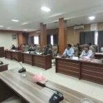 Puluhan warga Perumahan Punsae, Kalongan, Ungaran Timur, Kabupaten Semarang, mendatangi Komisi C DPRD Kabupaten Semarang pada Rabu, 13 Agustus 2025, untuk mengadukan belum diterimanya sertifikat rumah meski pembayaran rumah subsidi telah lunas. Warga, seperti Diah Ayu (50), keberatan dengan kewajiban menebus sertifikat senilai Rp40 juta yang dinilai bukan tanggung jawab mereka, melainkan pihak pengembang PT Agung Citra Khasthara (ACK).