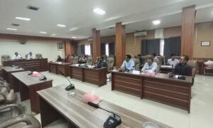 Puluhan warga Perumahan Punsae, Kalongan, Ungaran Timur, Kabupaten Semarang, mendatangi Komisi C DPRD Kabupaten Semarang pada Rabu, 13 Agustus 2025, untuk mengadukan belum diterimanya sertifikat rumah meski pembayaran rumah subsidi telah lunas. Warga, seperti Diah Ayu (50), keberatan dengan kewajiban menebus sertifikat senilai Rp40 juta yang dinilai bukan tanggung jawab mereka, melainkan pihak pengembang PT Agung Citra Khasthara (ACK).