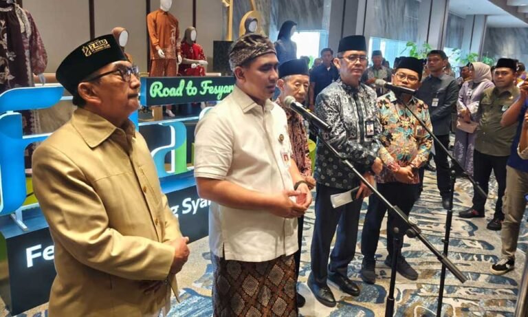 Wacana penandaan kuliner di Jawa Tengah dengan konsep “Non-Halal Food Corner” kembali mencuat setelah diusulkan Wakil Gubernur Jawa Tengah pada gelaran Festival Jateng Syariah (FAJAR) 2025 di Queen City Mall, Semarang, yang berlangsung 14–17 Agustus 2025. Gagasan ini dimaksudkan untuk memberi keterbukaan informasi kepada konsumen, memudahkan wisatawan non-Muslim menemukan menu tertentu, sekaligus membantu konsumen Muslim memastikan kehalalan makanan.