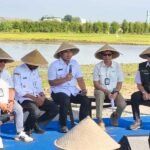 Pemulihan lahan pertanian di Demak dilakukan melalui kegiatan “Wiwitan Tandur Pari” di Karangtengah setelah banjir merendam sawah petani. Pemerintah Provinsi Jateng bersama BI, Pemkab, Pertamina, BBWS, serta masyarakat bergotong royong mendukung. Upaya ini penting karena Demak penyumbang utama produksi padi, sehingga koordinasi lintas sektor diperlukan agar produktivitas pulih.