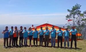 Gunung Gajah Telomoyo, Kabupaten Semarang, menjadi tuan rumah Kejuaraan Internasional Paralayang Panglima TNI dan Telomoyo Cup IX 2025 pada 3–9 September. Sebanyak 132 atlet dari Indonesia, Malaysia, Iran, dan Swiss berkompetisi. Ajang ini dibuka Marsma TNI Gatot Sutomo dan turut didukung Pemkab Semarang melalui perbaikan akses jalan serta bazar UMKM.