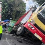 Kecelakaan lalu lintas terjadi di simpang empat Kumpulrejo, JLS Salatiga, Selasa (9/9/2025), melibatkan dua truk dan satu Daihatsu Terios. Truk Mitsubishi B-9418-KCC yang dikemudikan Nanang Husairi oleng akibat rem bermasalah lalu menabrak kendaraan lain. Dua korban luka dirawat di RSUD, kerugian ditaksir Rp5 juta.
