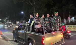 TNI, Polri, dan Pemkot Salatiga menggelar patroli gabungan pada Minggu (31/8/2025) malam dipimpin Dandim 0714/Salatiga Letkol Inf Guvta Alugoro Koedoes, Walikota Robby Hernawan, dan Kapolres AKBP Veronica. Patroli menyasar titik rawan gangguan kamtibmas untuk menjaga keamanan dan memberi rasa aman melalui pengawasan dan himbauan langsung ke warga.
