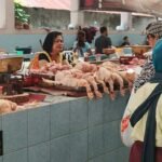 Harga daging ayam di Pasar Raya Salatiga, Jawa Tengah, naik sejak awal September 2025 dari Rp30.000 menjadi Rp40.000 per kilogram. Pedagang menyebut stok peternak minim karena belum masa panen, sehingga pembeli turun hingga 30 persen. Warga berharap harga kembali normal agar kebutuhan tetap terpenuhi.