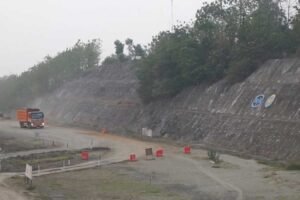 Pembangunan Bendungan Jragung di Desa Candirejo, Pringapus, Kabupaten Semarang, ditarget rampung September 2026 dengan progres 88 persen. Proyek strategis senilai 90 juta m³ ini mendukung irigasi 4.500 hektare, suplai air bersih, pengendalian banjir, energi terbarukan, dan ekonomi lokal. Menteri PUPR Dody Hanggodo meninjau lokasi, Jumat (5/9/2025).