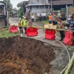 DPUPR Kota Salatiga membangun dua jembatan ambrol, yaitu Jembatan Winong dan Jembatan Banyuputih dengan anggaran Rp8,4 miliar. Wali Kota Robby Hernawan menargetkan selesai 9 Desember 2025 meski ada hambatan teknis uji material. Warga berharap pembangunan cepat rampung karena jalan alternatif sering macet.