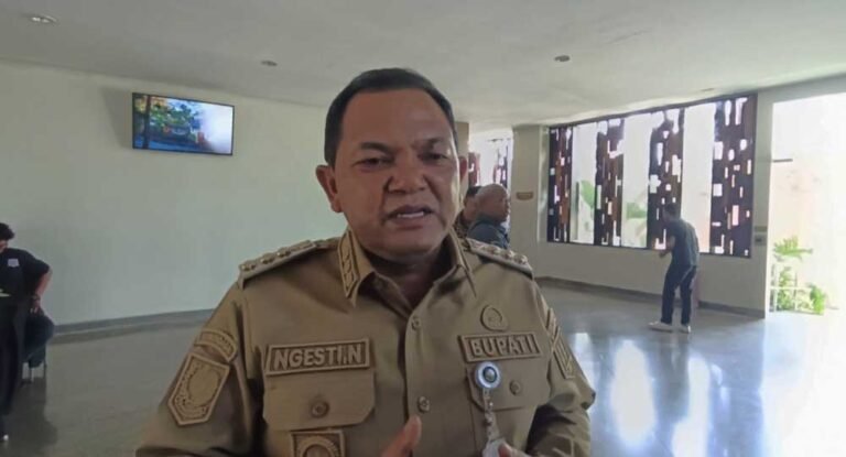 Warga Desa Wringin Putih, Bergas, Semarang memprotes jalan rusak sepanjang 1,5 km dengan memasang spanduk. Bupati Ngesti Nugraha menegaskan perbaikan segera dilakukan lewat APBD Rp600 juta dan dana CSR tambang. Jalan akan dibeton setebal 25 cm sepanjang 600 meter agar tahan kendaraan berat dan lebih aman dilalui.