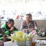Kasatlantas Polres Salatiga AKP Darmin mengajak pengurus Keluarga Gojek Merah Putih (KGM) sarapan bersama di RM Lawuh Mdeso, Selasa (2/9/2025). Pertemuan ini sebagai konsolidasi dan apresiasi atas peran ojol menjaga keamanan kota. Darmin menegaskan kondisi Salatiga sudah aman, arus lalu lintas normal, dan aktivitas masyarakat tak terganggu.