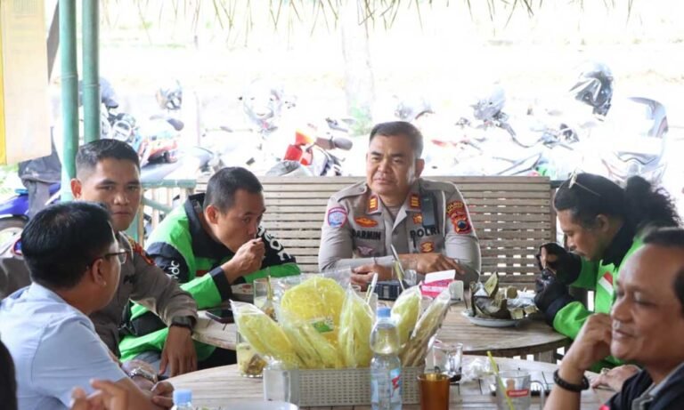 Kasatlantas Polres Salatiga AKP Darmin mengajak pengurus Keluarga Gojek Merah Putih (KGM) sarapan bersama di RM Lawuh Mdeso, Selasa (2/9/2025). Pertemuan ini sebagai konsolidasi dan apresiasi atas peran ojol menjaga keamanan kota. Darmin menegaskan kondisi Salatiga sudah aman, arus lalu lintas normal, dan aktivitas masyarakat tak terganggu.