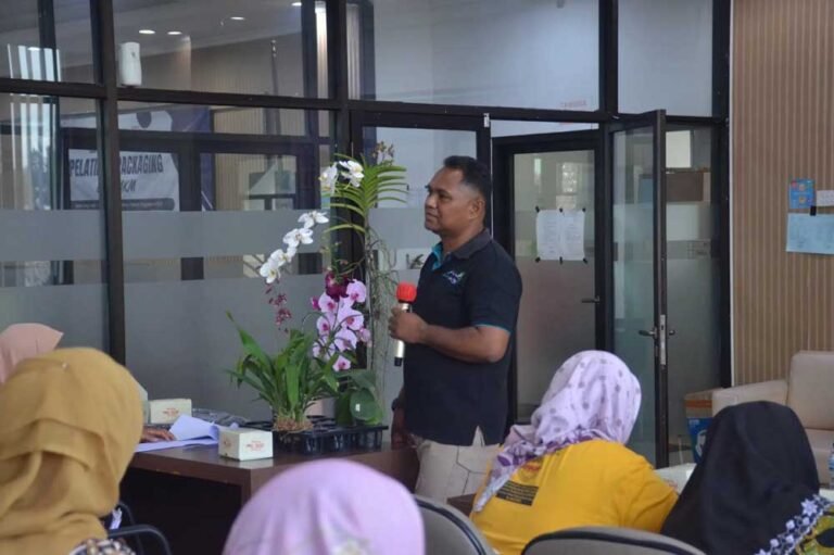 Pemerintah Kota Salatiga melalui Dinas Pangan dan Pertanian menggelar pelatihan budidaya anggrek bagi 50 peserta, mayoritas ibu rumah tangga. Kegiatan diikuti TP PKK, Kelompok Wanita Tani, dan Kelompok Tani untuk meningkatkan keterampilan serta mendorong ekonomi inklusif. Wali Kota Robby Hernawan menegaskan anggrek bernilai ekonomis tinggi dan berpotensi menjadi usaha baru masyarakat.
